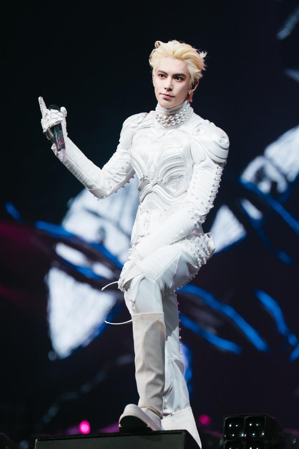 王鹤棣演唱会刷遍各角度直拍只有一个感受：王鹤棣是真的在发光！从舞蹈力度到表情管