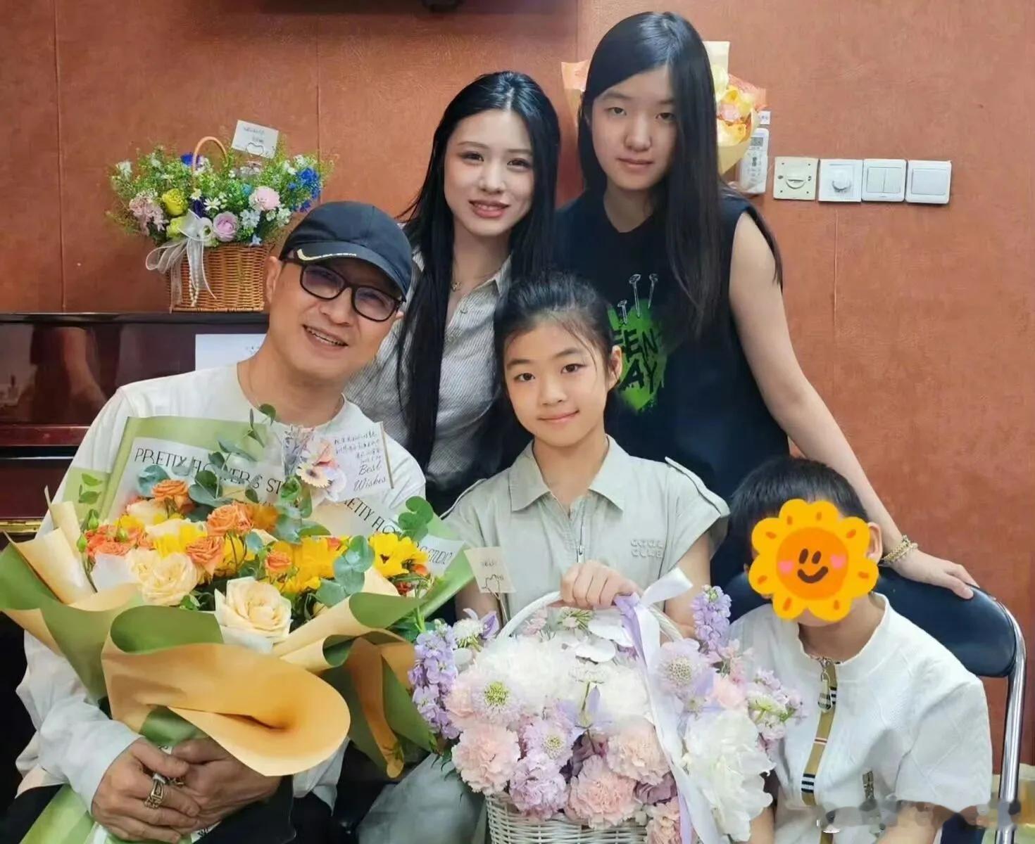 汪峰大女儿汪曼熙（小苹果）一组海外度假近照刷屏全网，直接冲上热搜。21岁的她彻底完成颜值气质大蜕变，