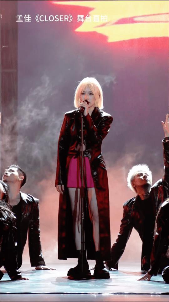 孟佳酷了3分钟甜了一秒谁说酷和甜不能兼得？孟佳就用舞台证明了，3分钟酷帅得不行