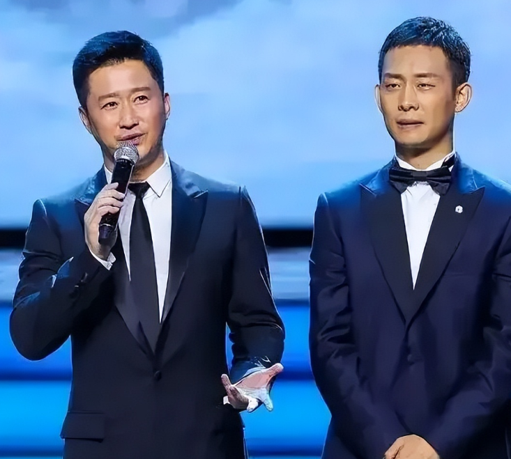 吴京向张译打听：“请你来拍戏，片酬开多少？”张译竖起一根手指，吴京满脸错愕：“一个亿？我可付不起！”