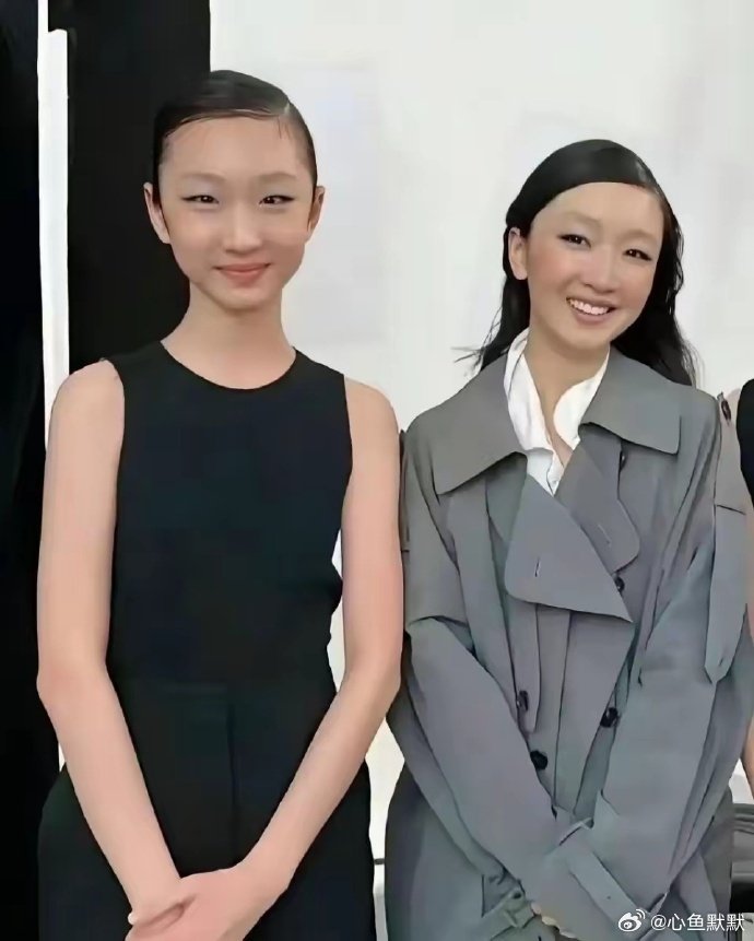 周冬雨和‏替身同框了，俩人站一块儿差点分不出谁﻿‎是谁。​