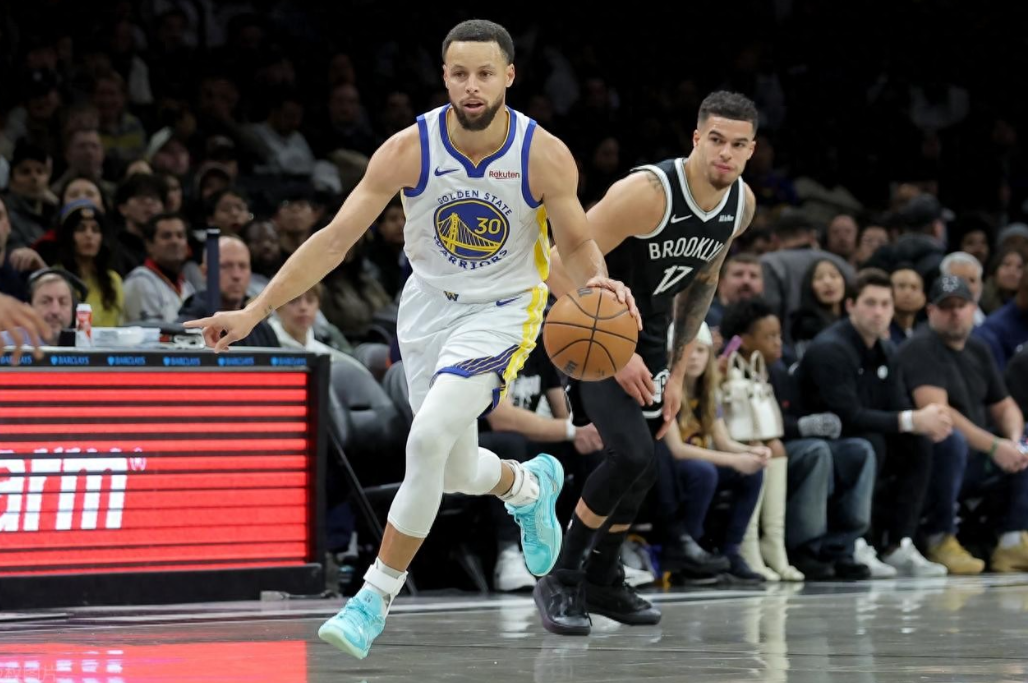 NBA常规赛，篮网坐镇主场迎战勇士。本场比赛科尔兑现诺言，大幅启用替补球员，效果