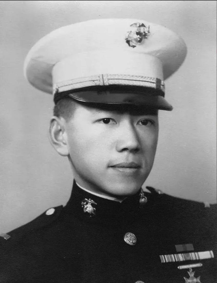 1950年，朝鲜战场，志愿军正在进攻美军，谁知这时，却听到美军阵地传来中国话：“