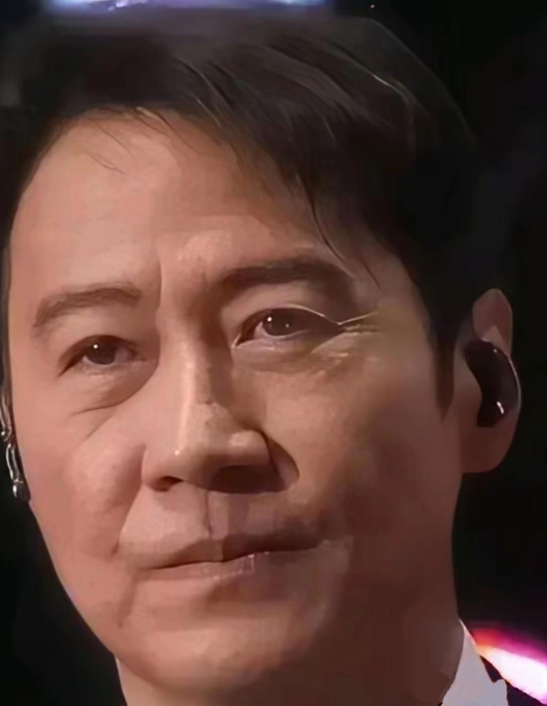 瞧，四大天王首帅黎明也老了：眼角皱纹粗粝，目光不再清澈，法令纹深刻，眉心纹路清晰