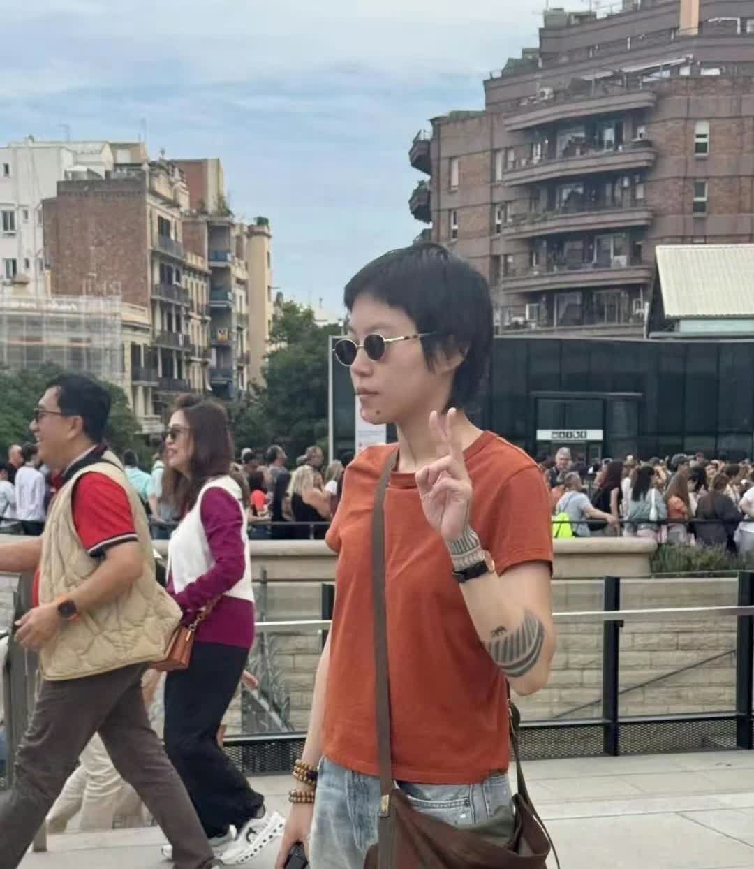 西班牙偶遇28岁窦靖童[捂脸哭][捂脸哭]这是网友在西班牙发回来的照片，窦靖童真