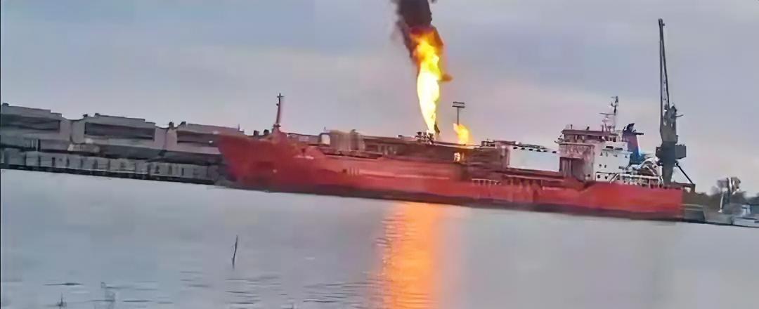 俄罗斯油轮又在黑海遭打击，普京终于忍无可忍，下令炸平敖德萨港当地时间2025