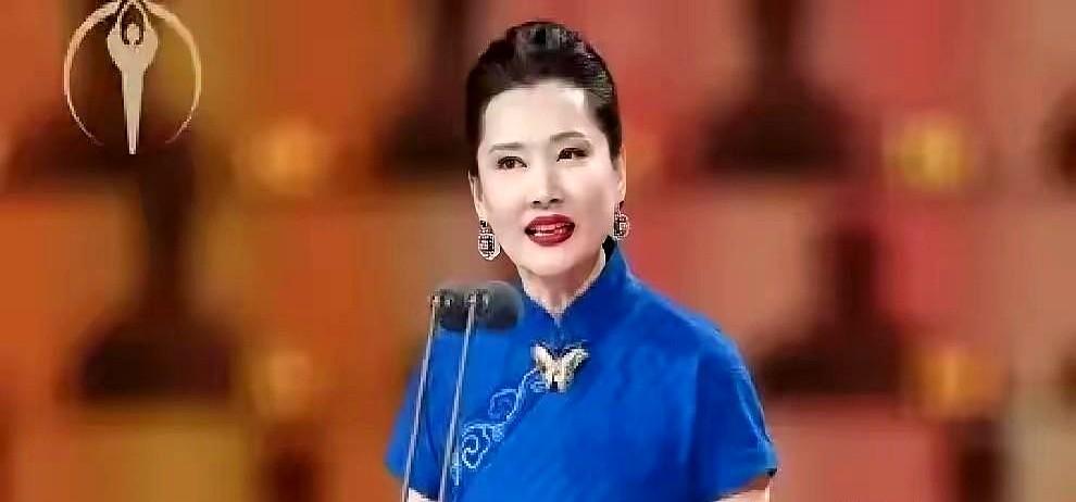 7位数代言费摆在桌上，条件是后期磨平皱纹。63岁的何赛飞直接拒了。百花奖红毯