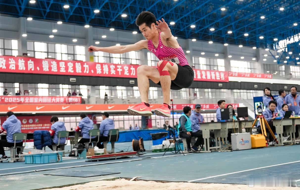 全运男三级跳预赛广东新人超四大名将列第一亚洲冠军爆大冷出局11月18日上午，全