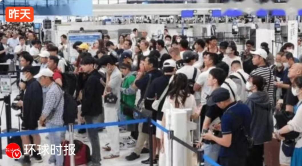 64万日元的诱惑：成田机场安检员的18天堕落史10月2日，日本成田机场。人潮涌