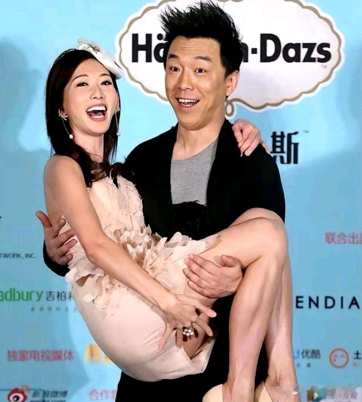 小S在节目上当众给黄渤挖了个坑：“林志玲跟你拍完吻戏，回家吐了一个月？”黄渤眼皮都没抬一下，顺着话茬
