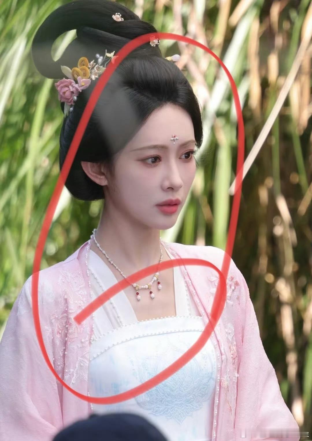 《尚公主》孟子义第一个路透造型来了，这剧比百花杀还穷啊，衣服有些许的劣质。这个发
