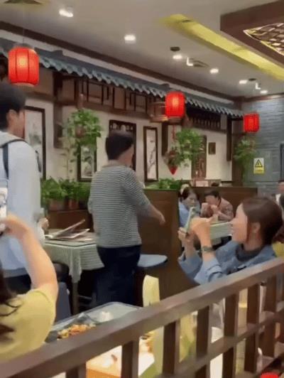 9.22王楚钦现身玉桥餐厅！今天中午头哥和小牛又来玉桥餐厅吃饭啦！进门老板娘抓