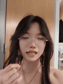 这个女子自称在为了挑战英国猖獗的小偷，特意带了整整十部苹果模型机，结果包包大开着