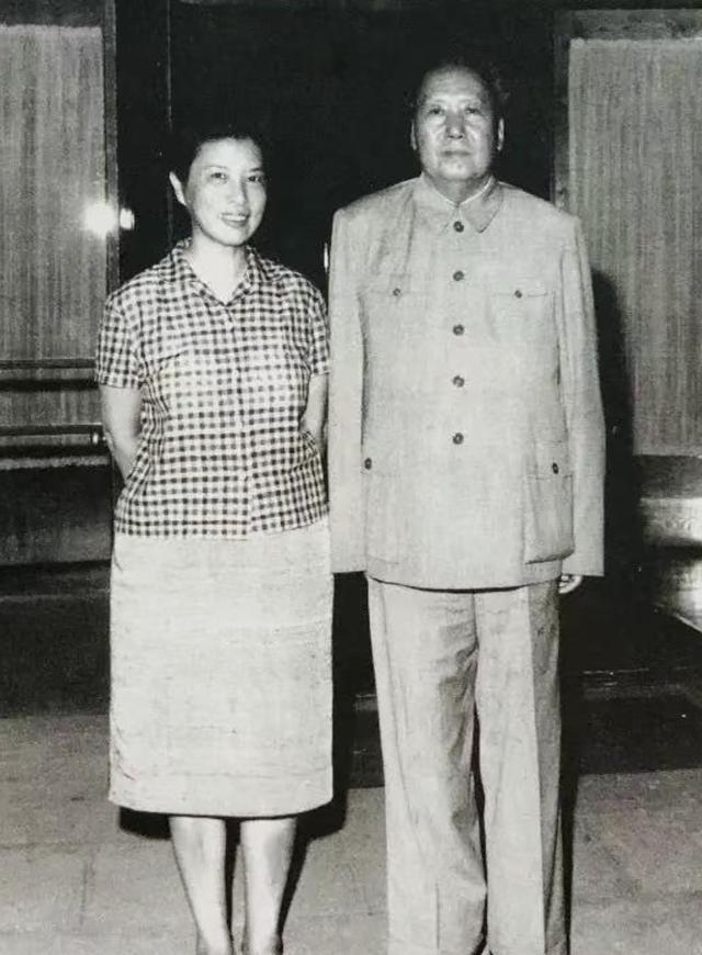 上世纪60年代中期，毛主席在天安门城楼上突然叫住一个女同志：“龚澎同志，我们一起