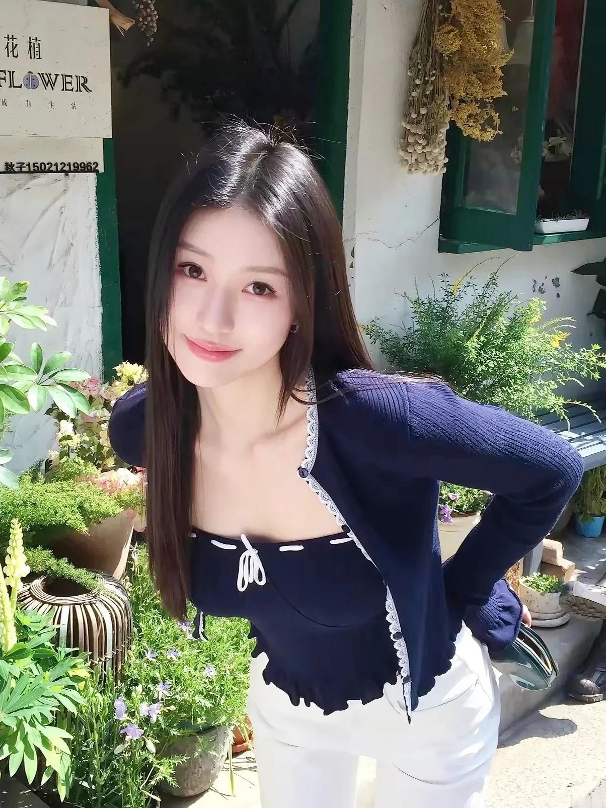 《花丛藏青穿搭佳人，甜美颜值惹人爱》她站在花丛间，宛如花中仙子！藏青色抹胸上衣