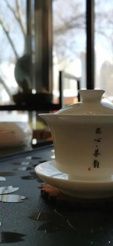 参加真心话茶局，就像打开了一本处世秘籍。在这茶香四溢中，能听到许多现实又通透的话