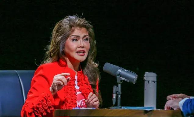 周五，菲律宾参议员伊梅·马科斯周五敦促她的弟弟总统小费迪南德·马科克斯签署将镇和