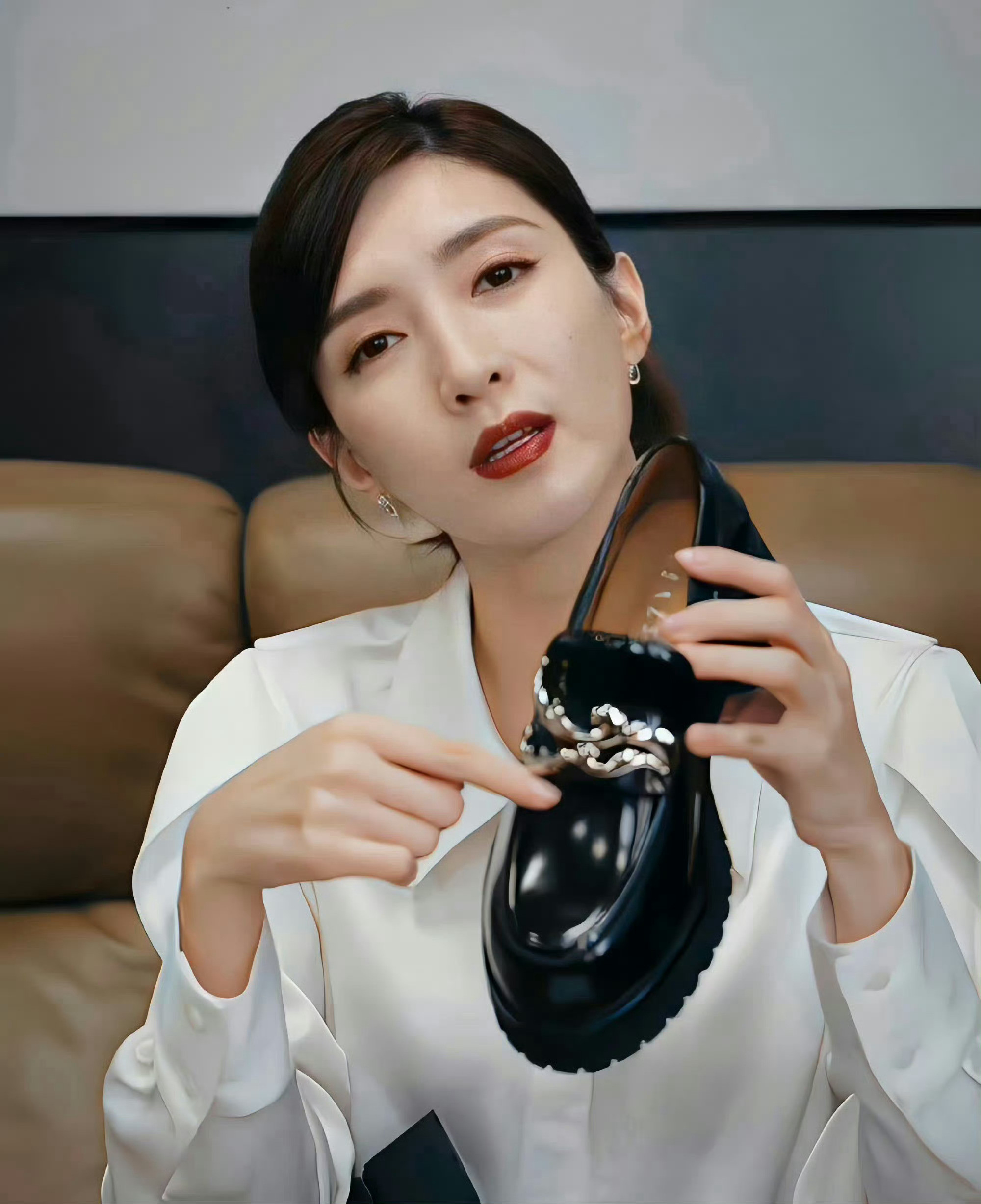 江疏影和杨颖大方展示自己的鞋子