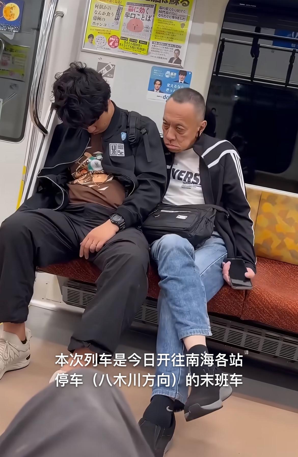 日本电车内一老头公然扒窃，对着一个正在睡觉的男子上下其手，摸完口袋又开始摸包包，