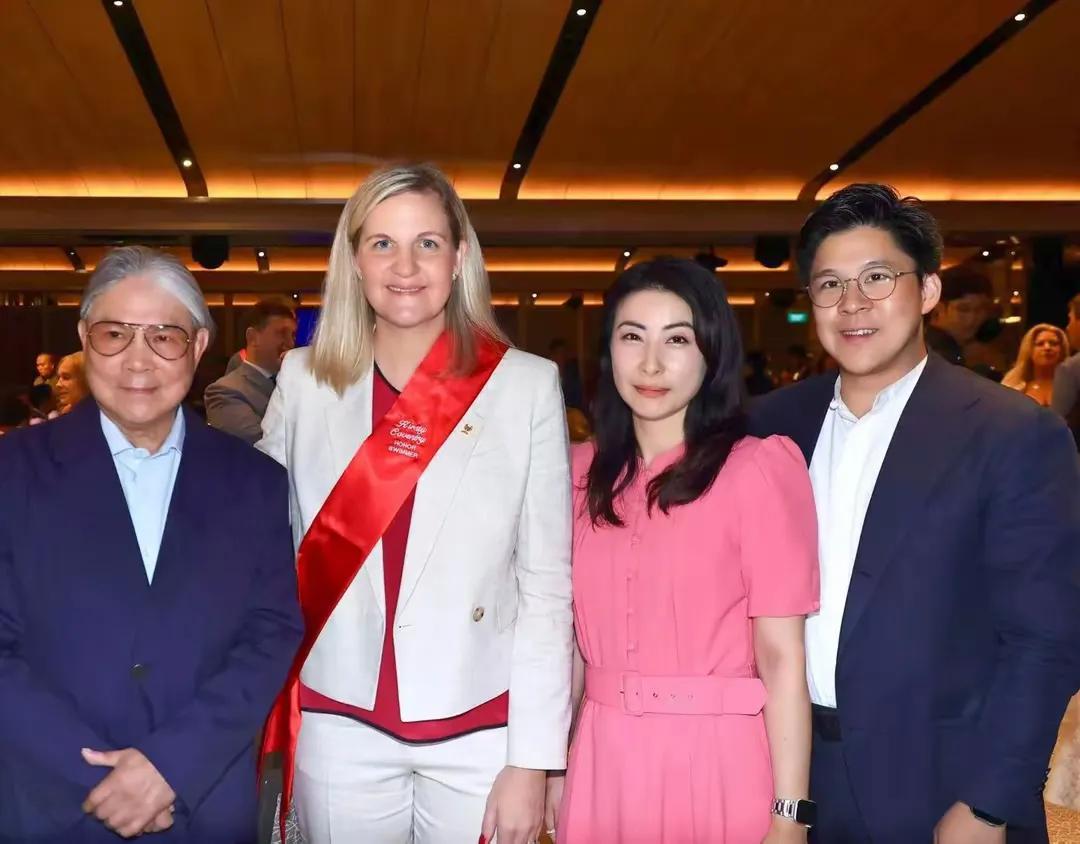 郭晶晶才是女中豪杰，女性的天花板！7月28日，郭晶晶在新加坡再次获奖，她身穿
