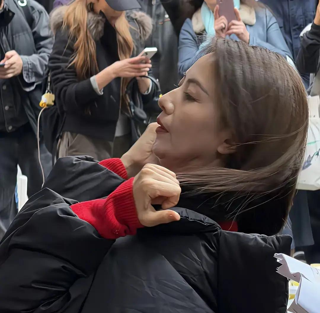 成都玉林菜市场，高圆圆穿红毛衣白裤子，肩背笔直，头发浓得能拍洗发水广告。路人镜头