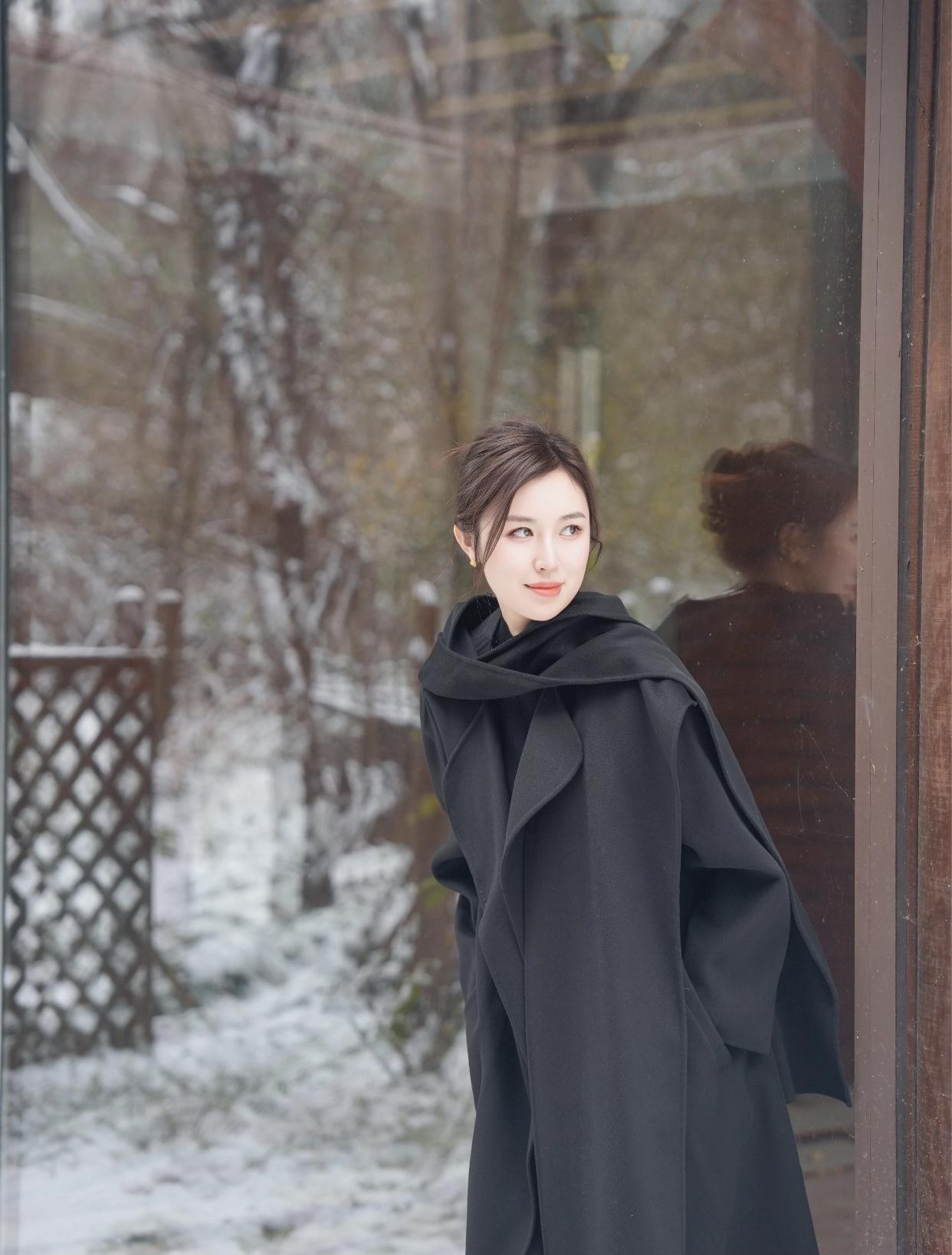 女人什么时候最迷人有魅力自信地表达观点，充满吸引力。