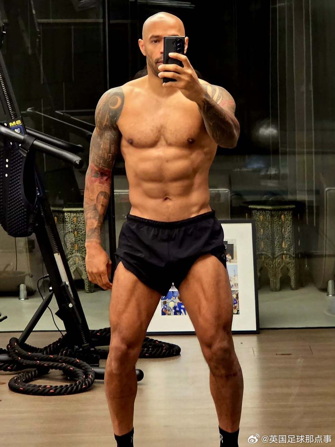 48岁的亨利更新社媒，身材保持得真好，回阿森纳当个替补吧