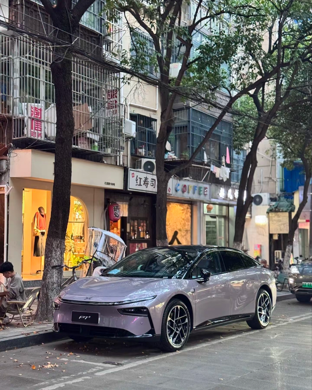 小鹏P7加这个颜色忒赞了看群里车友晒的不同光线角度下的小鹏P7加，忒好看了吧