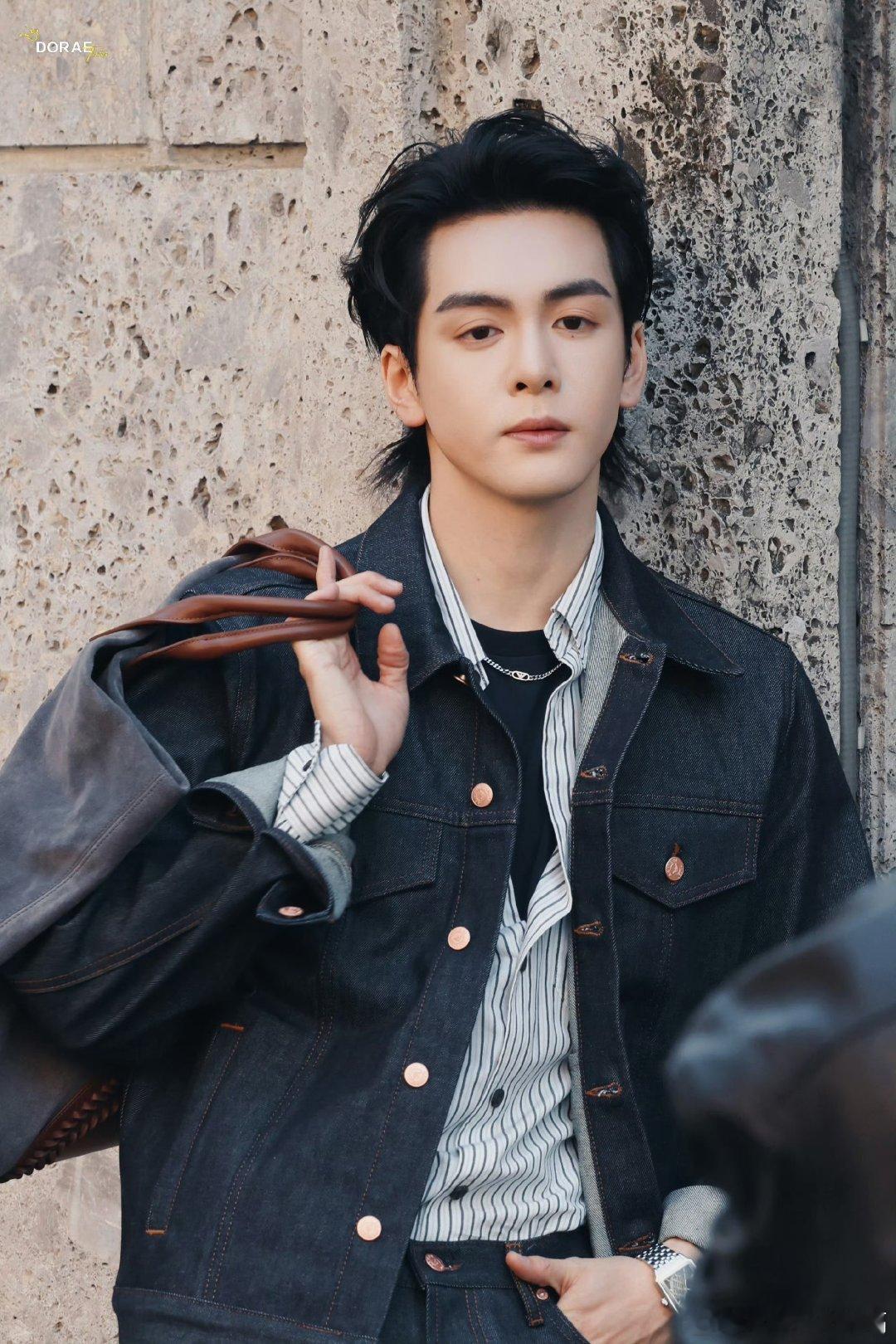 曾舜晞走出大佬的气场卡其套装一穿墨镜一戴，大佬范儿这不就来了！他步子迈得自带气场