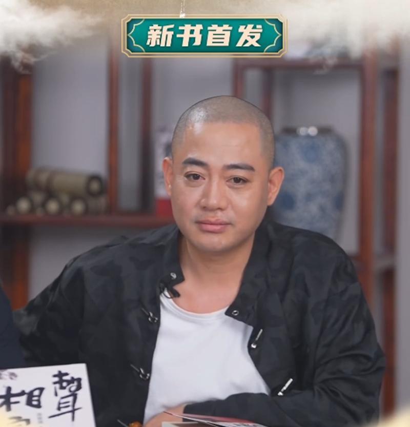 孔云龙晒郭德纲亲签新书，上写赠语“我儿孔三，好好看书。师题”昨晚，孔云龙和师弟