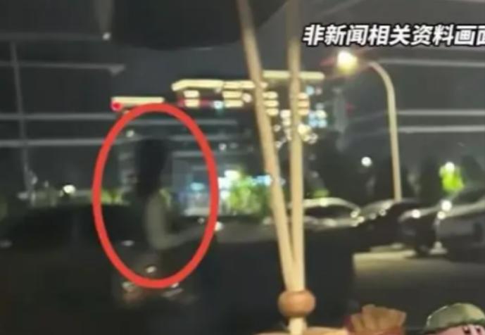 “性别互换，评论绝对炸锅！”陕西西安一名男子游泳结束，正在男更衣室更换内裤，一名