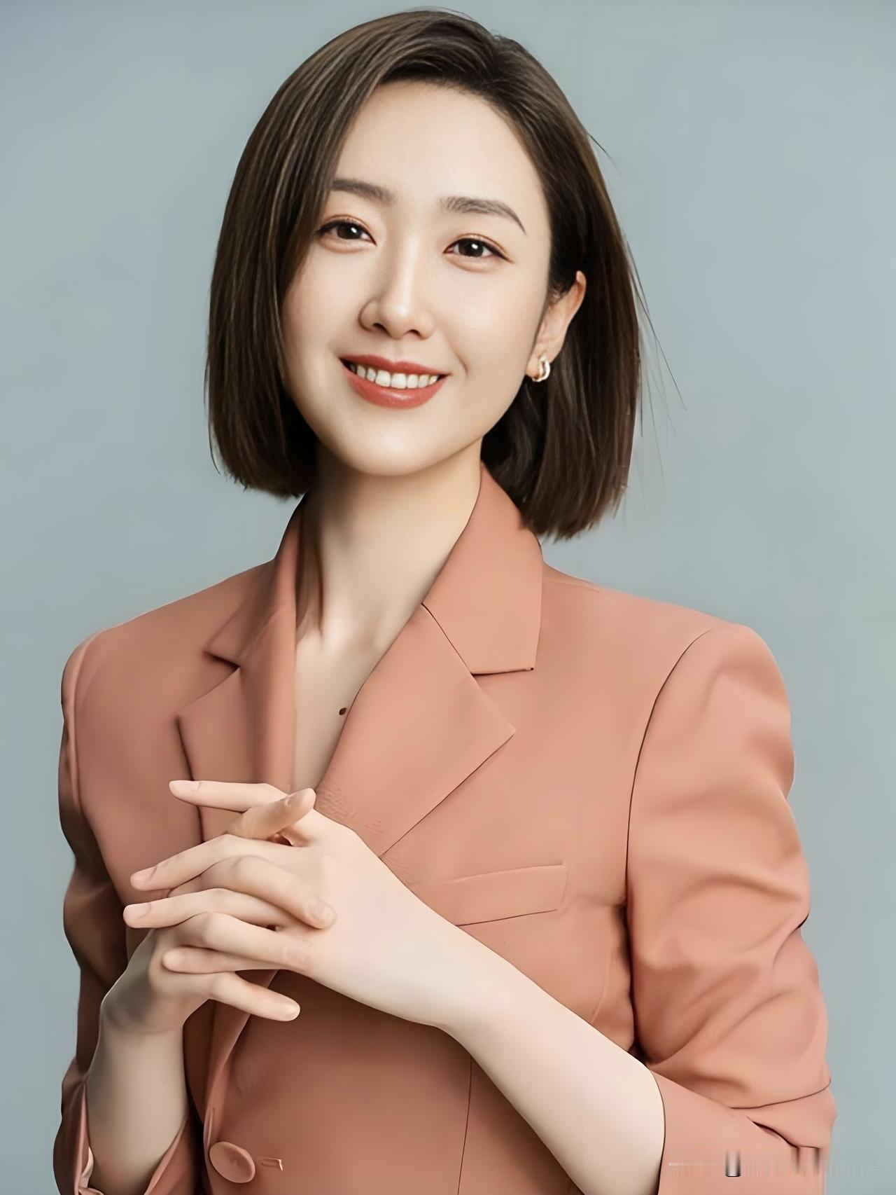 王嘉宁，以知性优雅点亮舞台，用温润声线传递时代温度。从《典籍里的中国》到《主持人