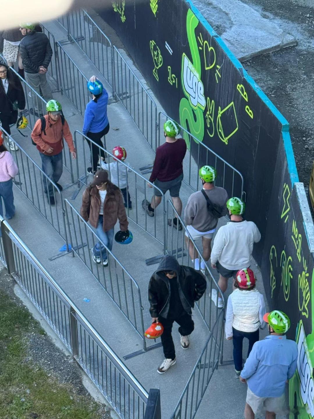 皇后镇偶遇周杰伦网友在皇后镇偶遇周杰伦和家人一起度假皇后镇偶遇周杰伦和家人度假