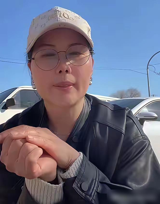 小杨阿姨在大S家做过多年保姆，后来转去服务汪小菲一家，年薪30万。之前有网友