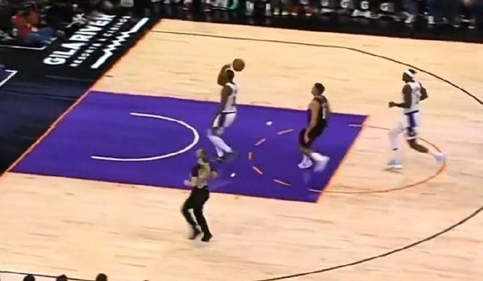 湖人对阵太阳转折点：斯玛特空篮不上，不看人传球传给对手~这个球发生之前，太阳