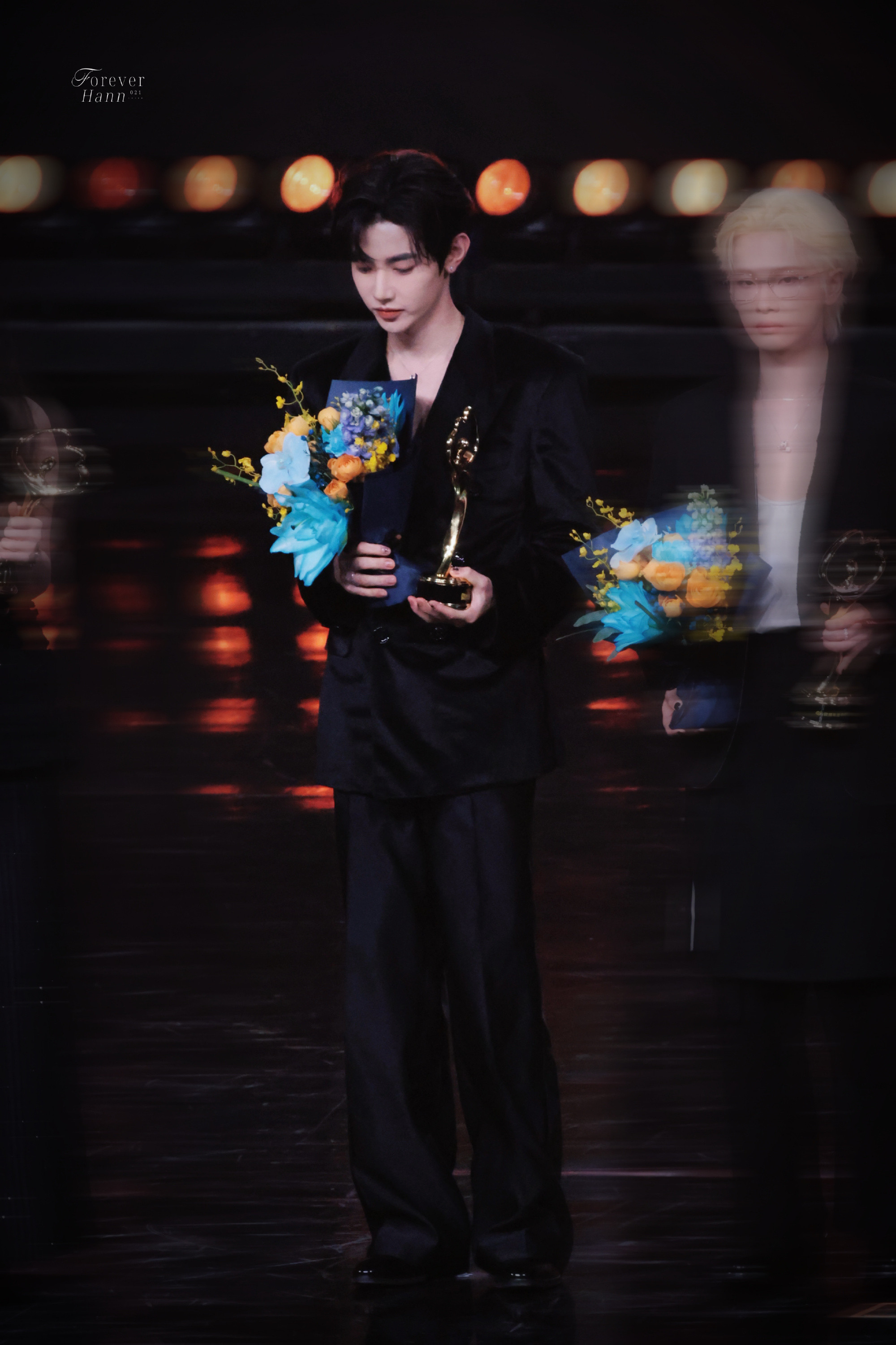 王一博章昊自拍照合影发布后迅速登上热搜，引发网友关注。照片中王一博一改红毯上的冷