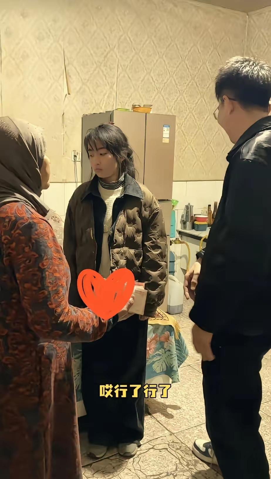 宁夏救人的李佳婷，影响还在扩大，有一位当地做餐饮的老板，拿着红色手提袋开着车深夜