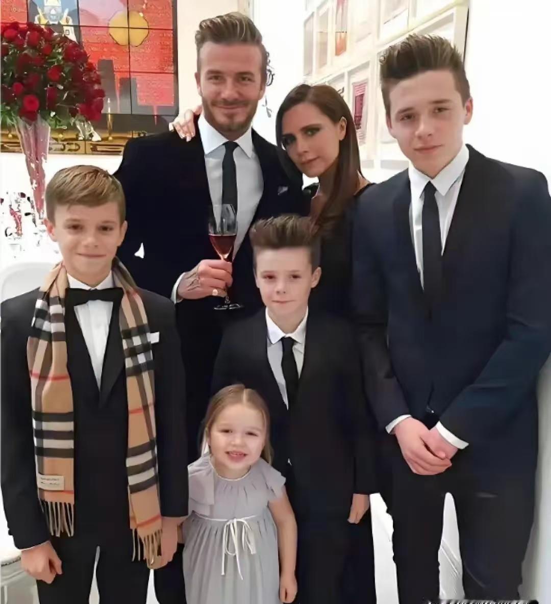 当维多利亚在Ins晒出辣妹组合庆生合照时，她长子那句“控制欲强”的指控正挂在英媒