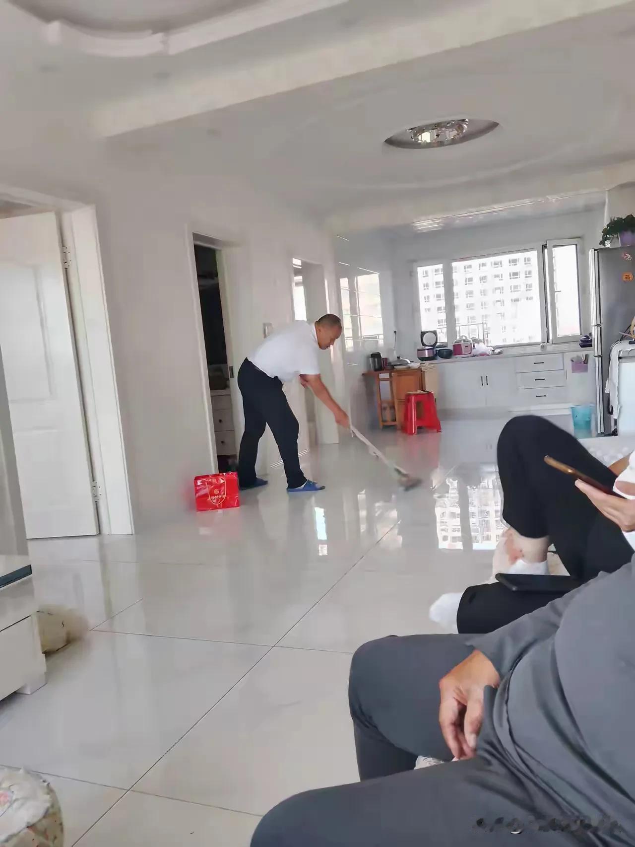 男人一旦失业，在家里啥也不是。男人原来是一个公司的技术工，每个月能拿到1万多块钱