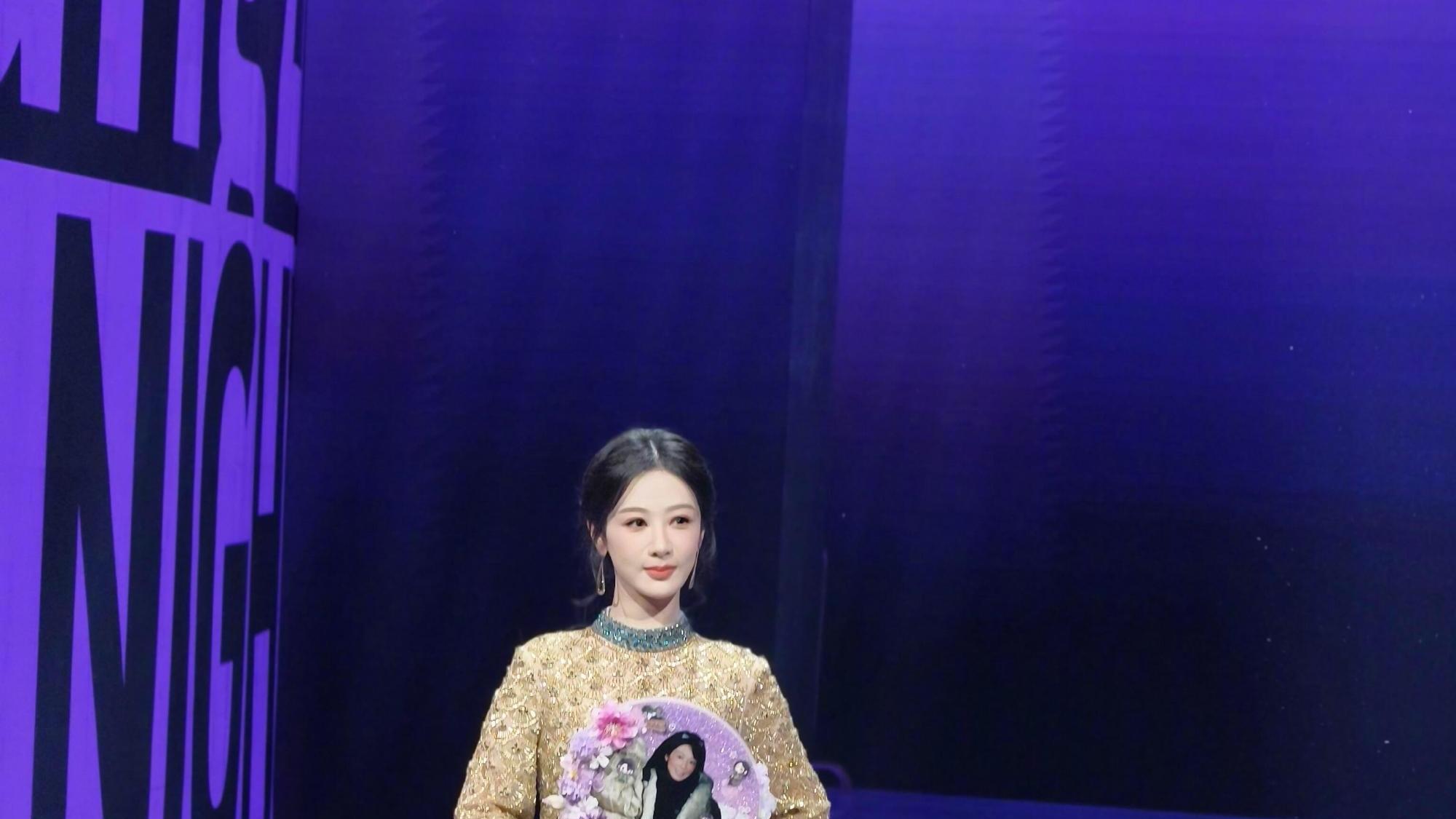 杨紫微博之夜红毯惊艳亮相，金色战袍解锁‘大花’气场