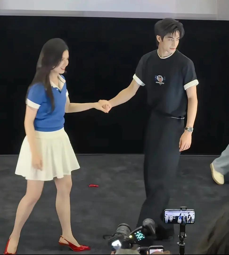 我的天...张婧仪这雷霆衣服和鞋子到底是谁给配的？！你自己看看搭吗
