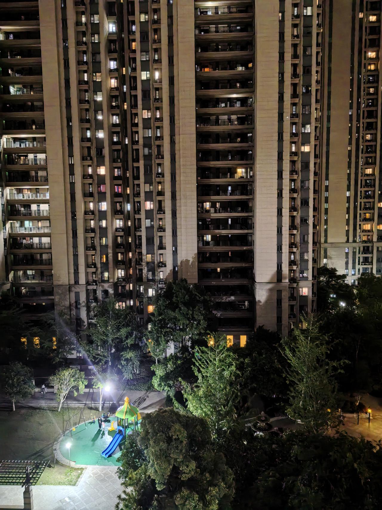 刚刚吃了晚饭到楼下散步，碰到楼上的邻居，她很惊讶地说你怎么没去物业啊？大家都到物