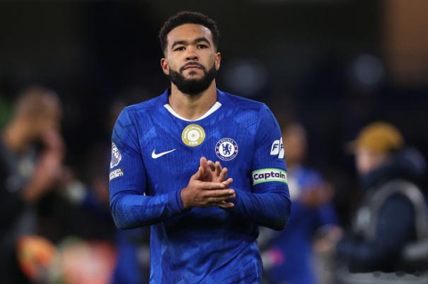 《好体育》报道，按照切尔西目前坚持避免球员合同进入最后两年的策略，球队预计将提前