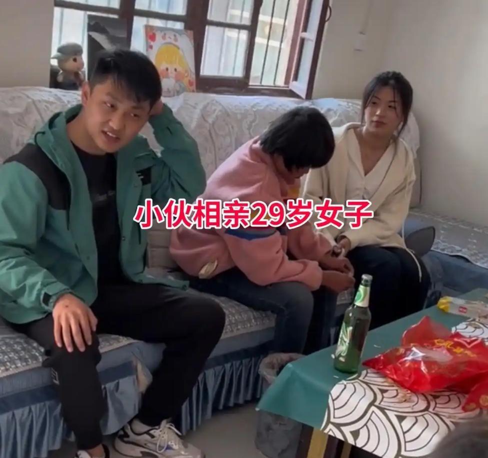 山东有位27岁的未婚小伙，受家人委托去相亲。他外形俊朗、收入稳定，家里挑选儿媳只