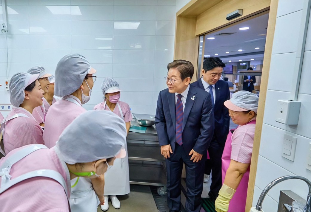 李在明简直是个“吃货”！韩国总统李在明不久前在会议上直接吃紫菜包饭节省时间的消息