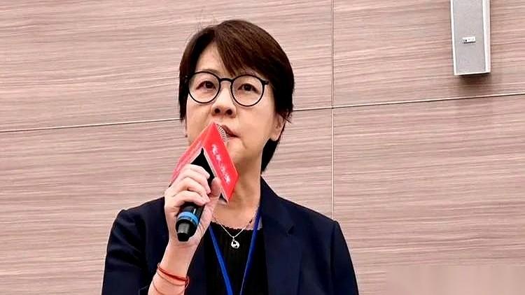 一份显示自家支持者大半转投他人的民调刚出来，已经被党内停权的黄珊珊，转头就在网上