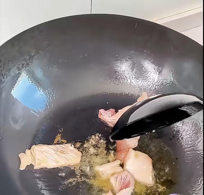 这才叫热锅凉油！难怪你炒菜总粘锅，关键一步很多人都错了总说家常菜好吃，可很