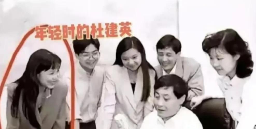 杜建英这拉丝的眼神该说不说年轻时还是很秀气的人家都在看产品，就她在那看男人，怪