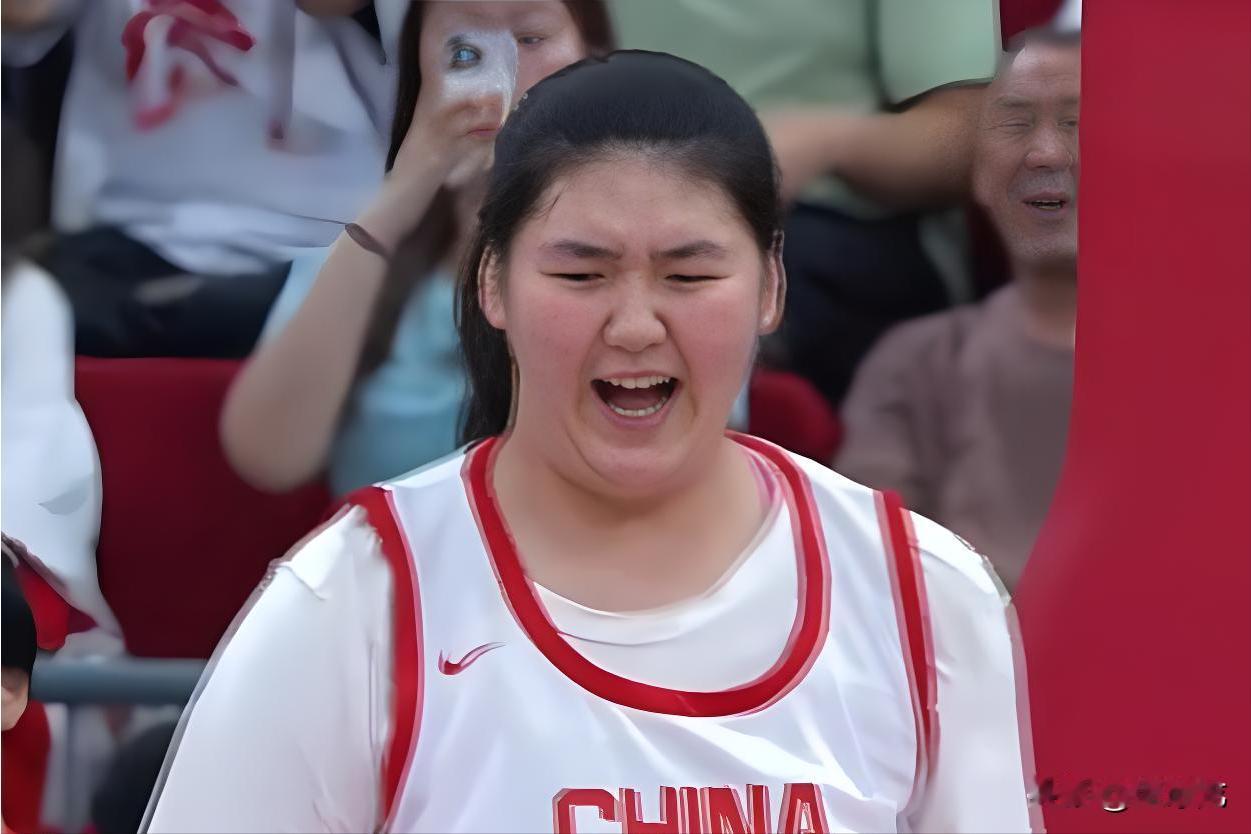 谁来给张子宇传球？这是个问题。看了张子宇第一场热身赛，对传统站桩中锋的移动慢