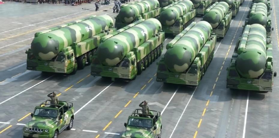 阅兵仪式上，消失的两款导弹。第一款曾经一鸣惊人，威慑天下，他就是大名鼎鼎的东风